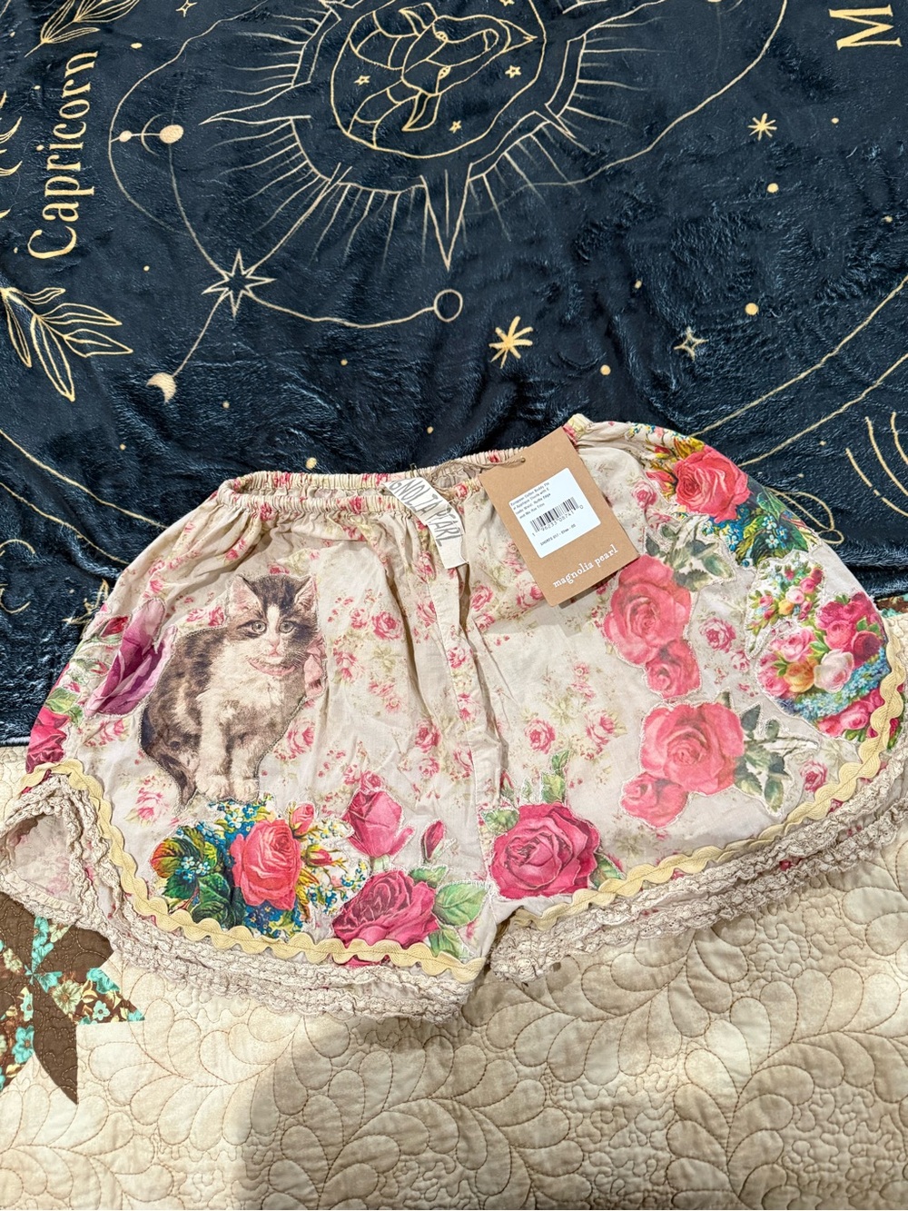 Magnolia Pearl Elise Shorts Buddy Flower and kitten Appliqué shorts OSFM